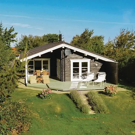 Five-Bedroom Holiday Home In Vejby بيت للعطل
